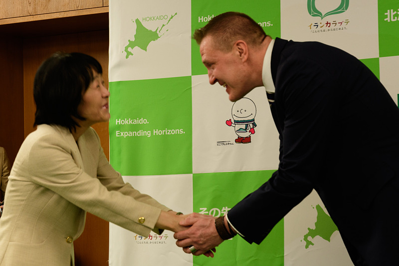 会見後にがっちり握手