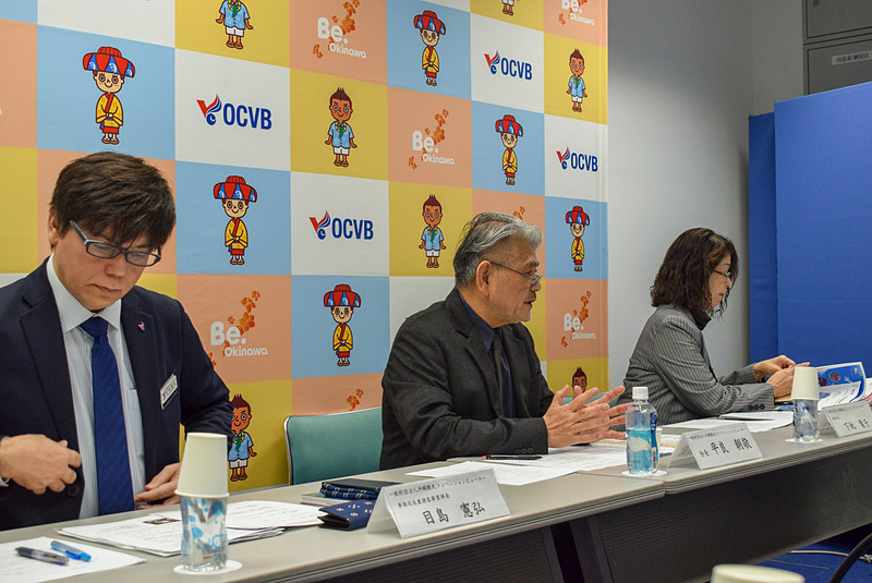 2019年1月定例懇談会のようす。左から、一般財団法人沖縄観光コンベンションビューロー 事務局長 目島憲弘氏、会長 平良朝敬氏、総務部長 下地貴子氏