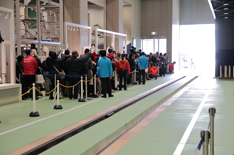 10時30分、車両工場の扉が開く