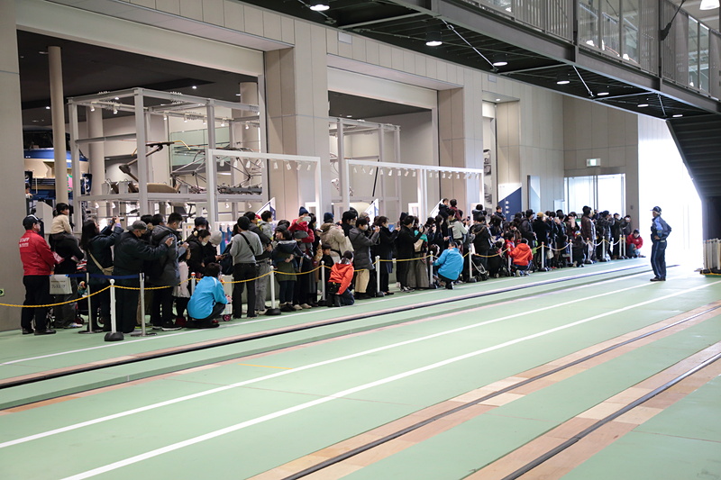 10時30分、車両工場の扉が開く