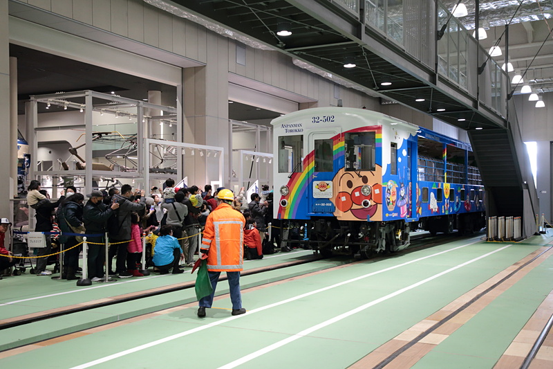 機関車に押されて「アンパンマントロッコ号」がゆっくりと進入する
