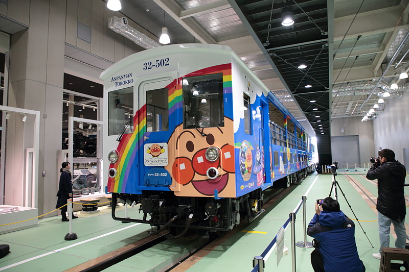 トロッコ車両のキクハ32形（キクハ32-502）が進入する