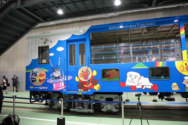 トロッコ車両のキクハ32形（キクハ32-502）が進入する
