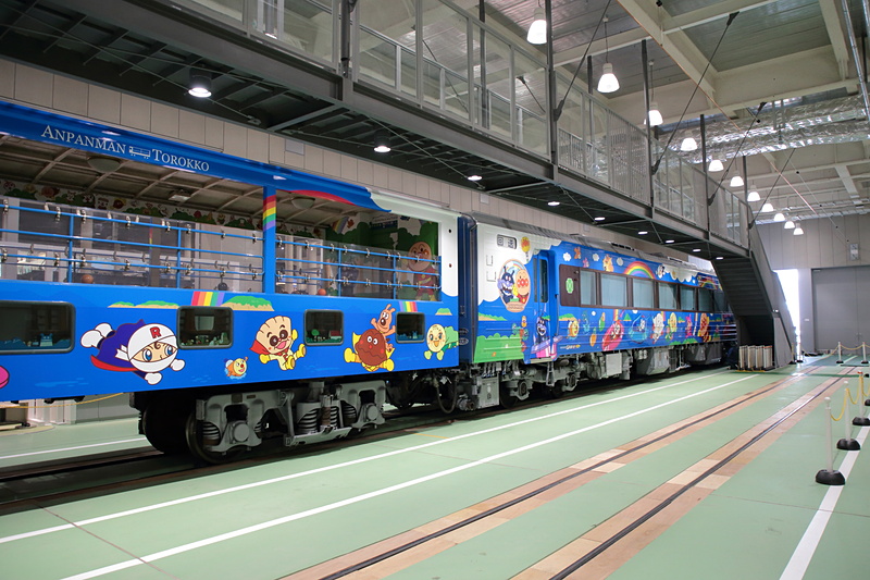 続いてキハ185系（キロ185-26）が進入、停止する