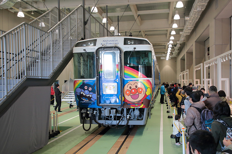 キロ185-26。国鉄時代最小の気動車だったキハ32形（キクハ32形）と比べると重厚感がある