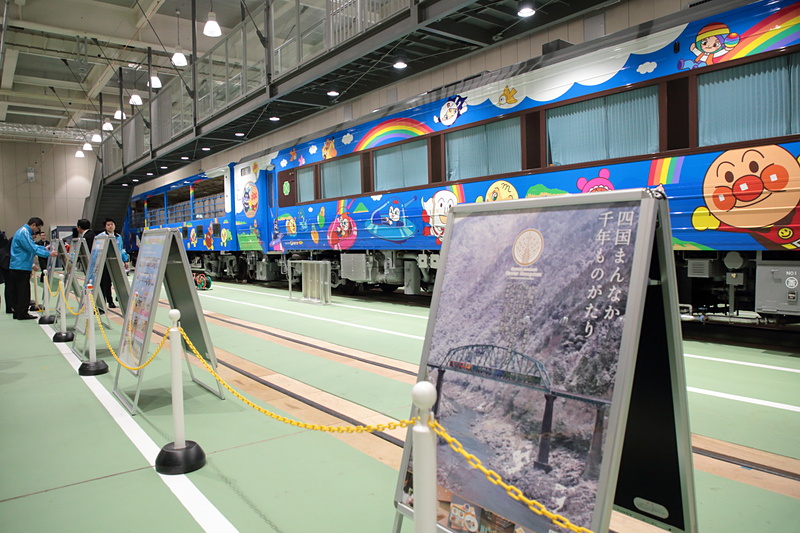 入線後、ただちに展示準備がはじまった