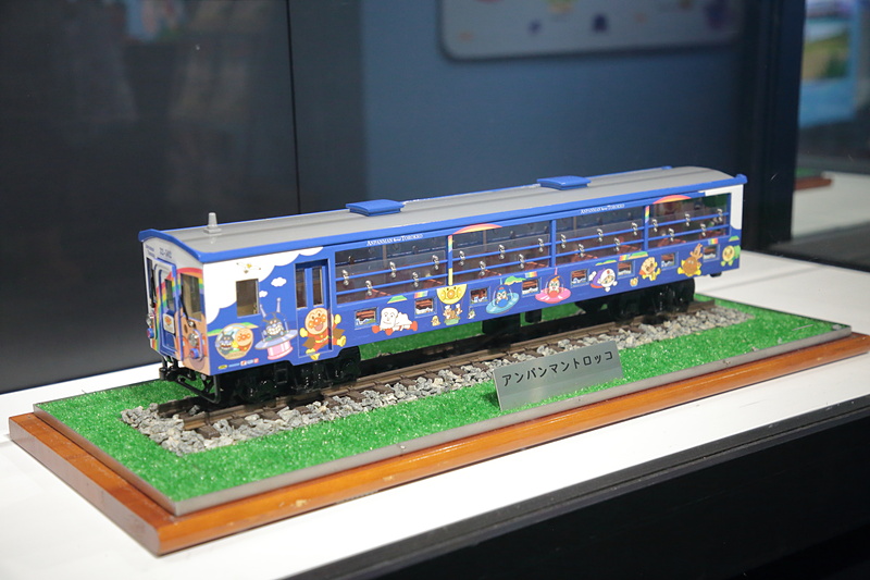 JR四国を走るアンパンマン列車を模型で展示
