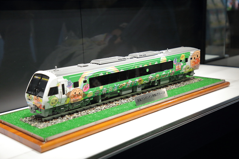 JR四国を走るアンパンマン列車を模型で展示