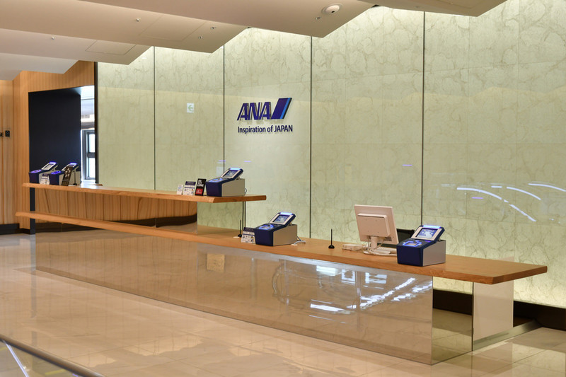 受付カウンターは2段になっており、車椅子ユーザーにも対応する