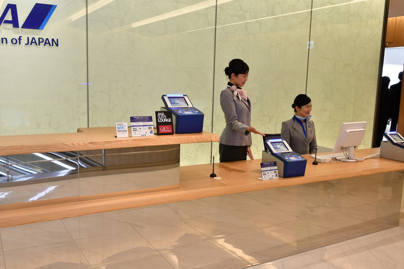 受付カウンターは2段になっており、車椅子ユーザーにも対応する