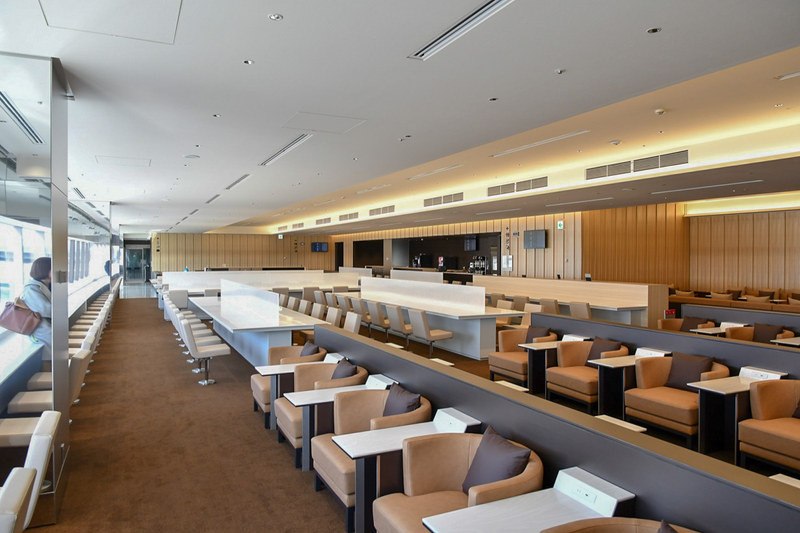 ラウンジ奥（滑走路側）から入口方面