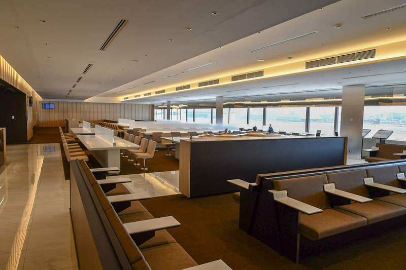 ラウンジ入口奥側から滑走路方面