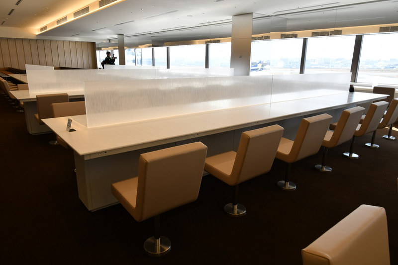 ラウンジ中央のカウンター席は、微細な模様入りのガラスがシェード代わりとなっている