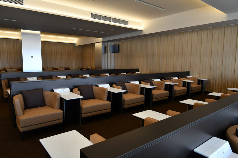 ラウンジ奥の一人がけ用ソファ席