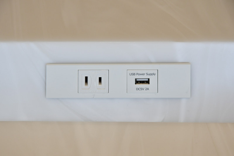 ほかの席と同じく、電源はACコンセント（100V）とUSBポートが1基ずつ設置されている。出力は2Aを確保