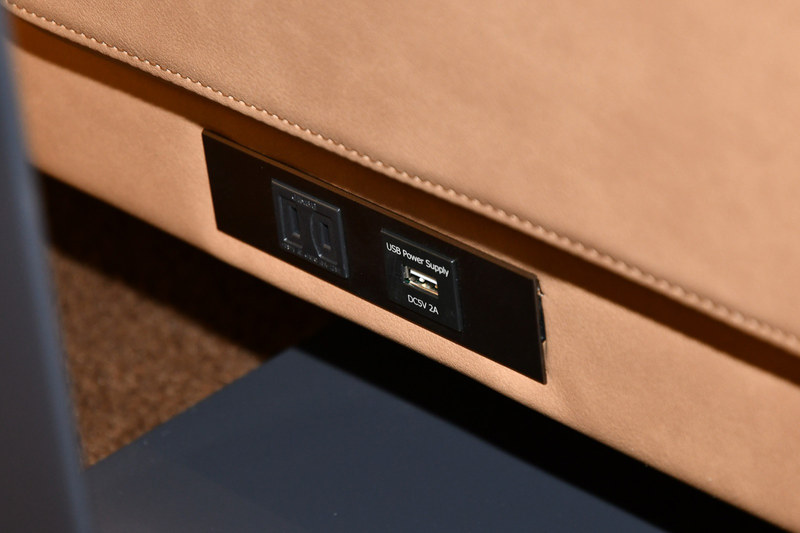 電源部はACコンセント（100V）とUSBポートが1基ずつ設置されている。出力はほかの席と同じ2Aを出力