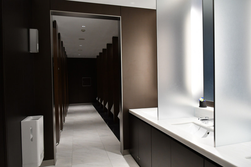 男子トイレは壁面がダークトーンでまとめられている