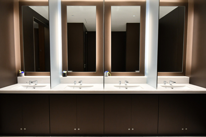 男子トイレは壁面がダークトーンでまとめられている