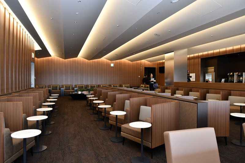 中心部は衝立付きの個人用シートが並ぶ