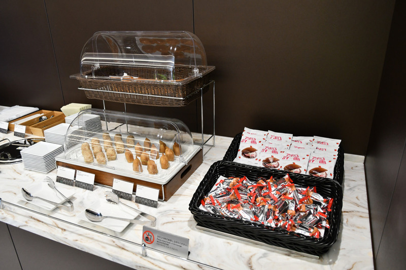 チョコレートや胡麻いなり、おにぎりやパン類が提供される