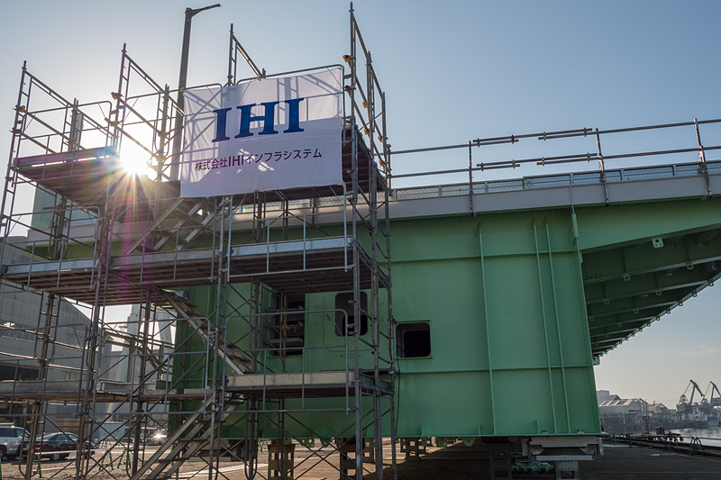 IHIインフラシステム（写真左）と高田機工（写真右）が新たな橋桁の製作を担った