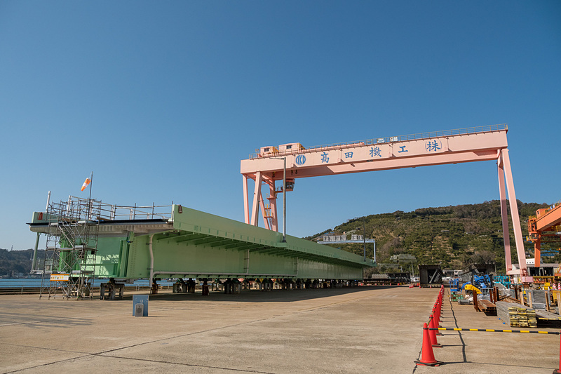 高田機工株式会社 和歌山工場で製作されたA1橋台～P1橋脚間の橋桁。写真手前がA1（関空）側。見えているのは海側（橋の外側）となる