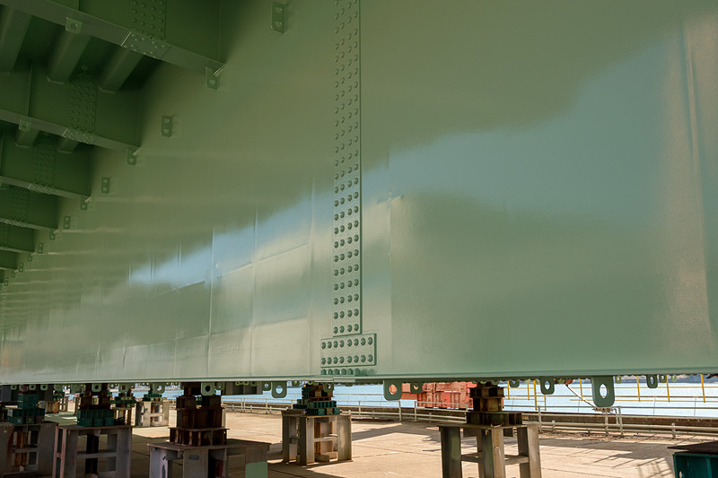 継ぎ目の奥が再利用した部分で、手前が新造の部分