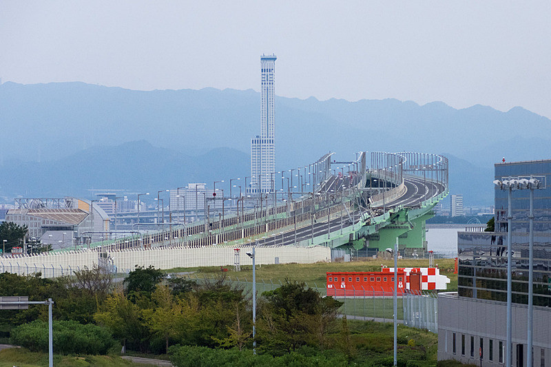 台風21号通過直後の2018年9月6日に撮影した関空連絡橋