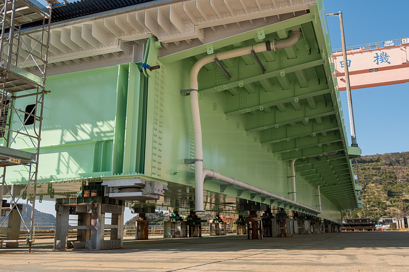 海側の側面に配水管が設置されている