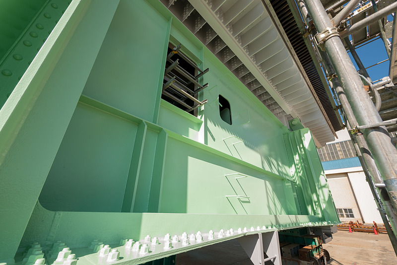 両端。ハシゴのようなものが横たわっているところにはNEXCO西日本の電力ケーブルや通信ケーブルなどが通る