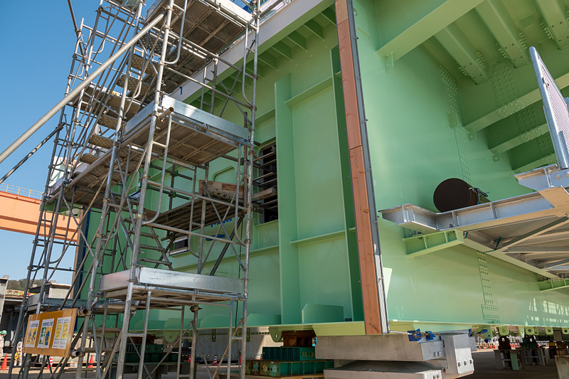 両端。ハシゴのようなものが横たわっているところにはNEXCO西日本の電力ケーブルや通信ケーブルなどが通る