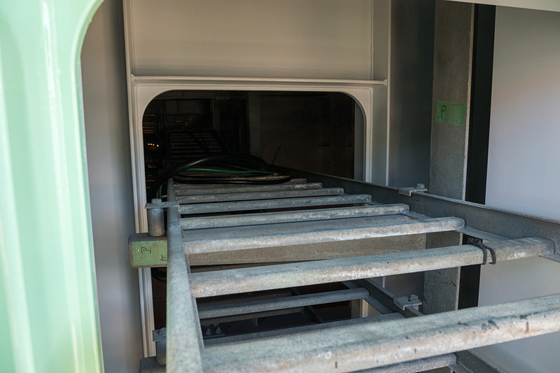 両端。ハシゴのようなものが横たわっているところにはNEXCO西日本の電力ケーブルや通信ケーブルなどが通る