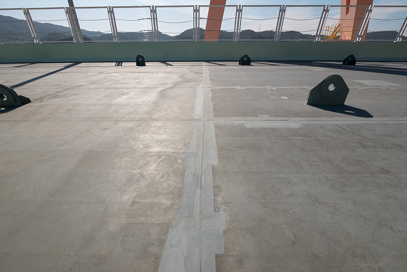 向かって右側が新造、左側が再利用した部分