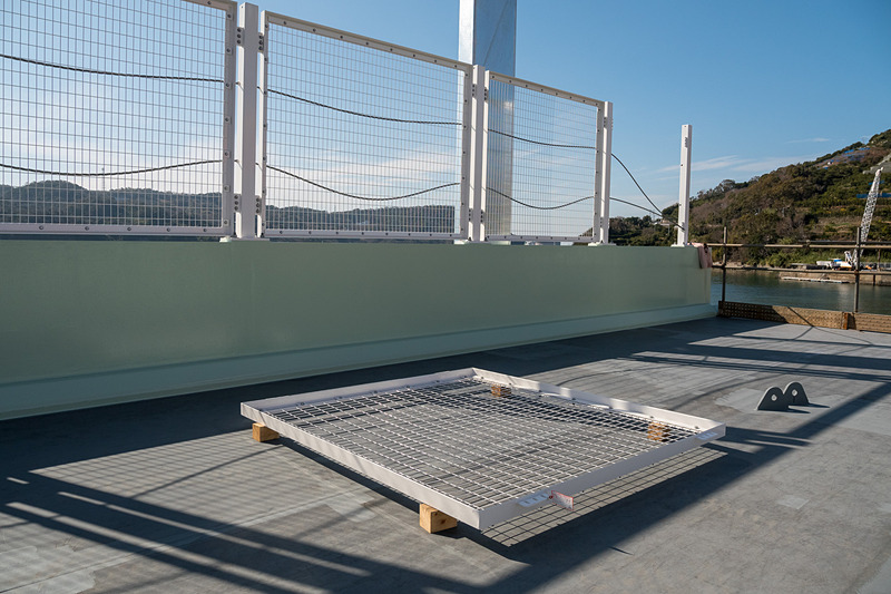 両端にフェンスが1枚置かれていたが、これは架設後に現場で取り付け作業を行なうもの