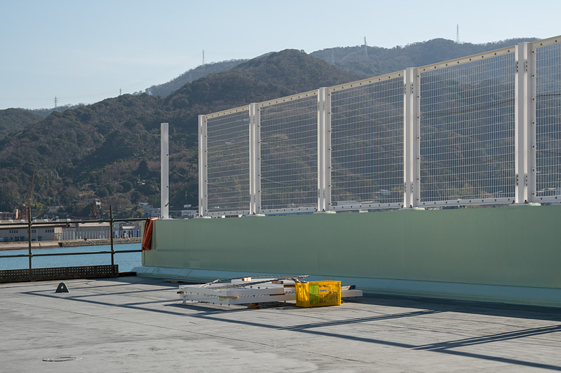 両端にフェンスが1枚置かれていたが、これは架設後に現場で取り付け作業を行なうもの