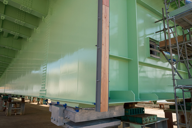 こちらのA1～P1間が先に架設を行なう桁となるので、隣のP1～P2間の橋桁との間にクッションとなる木材を設置している