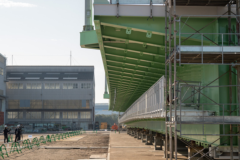 鉄道桁側のガス管と足場