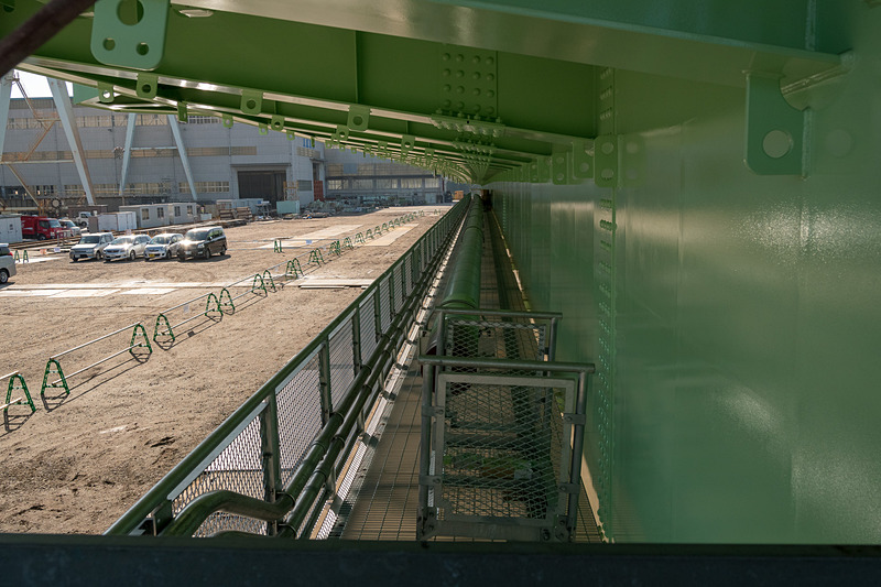 鉄道桁側のガス管と足場