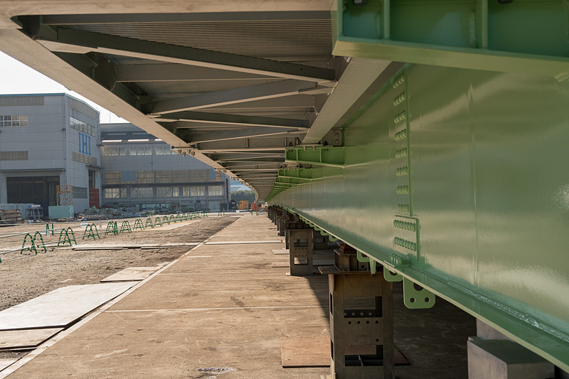 下り線の進行方向とは逆方向から見たものとなるが、りんくうタウン側（写真の奥側から手前に向かって）から走行すると緩やかに右カーブを描く線形となることから、橋桁もカーブした形状になっている