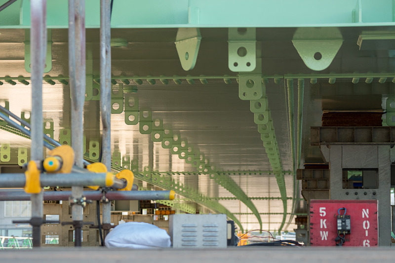 下り線の進行方向とは逆方向から見たものとなるが、りんくうタウン側（写真の奥側から手前に向かって）から走行すると緩やかに右カーブを描く線形となることから、橋桁もカーブした形状になっている