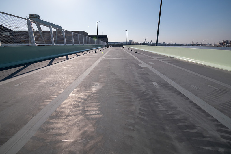 橋桁の上部。写真中央の奥の方がややカーブしている