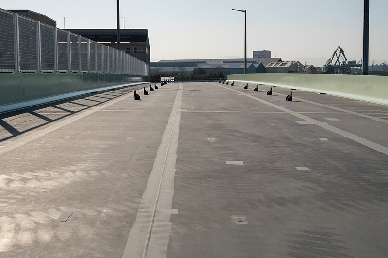 橋桁の上部。写真中央の奥の方がややカーブしている