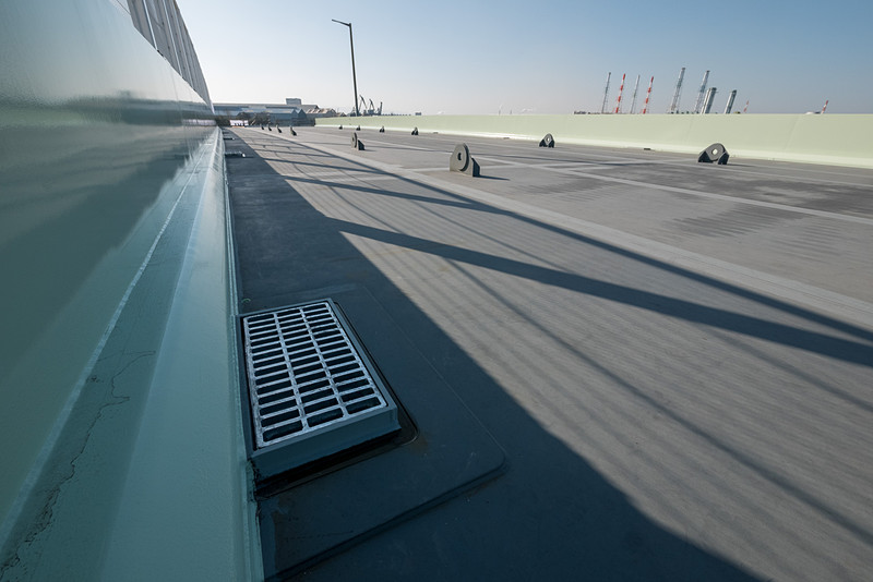 排水溝。この厚みがアスファルト舗装の厚さとほぼ同じ約7cmとなる