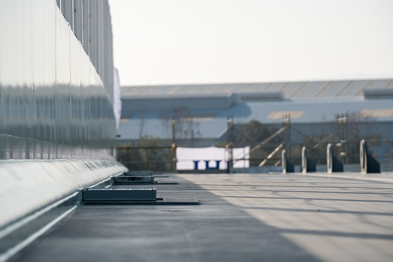 排水溝。この厚みがアスファルト舗装の厚さとほぼ同じ約7cmとなる