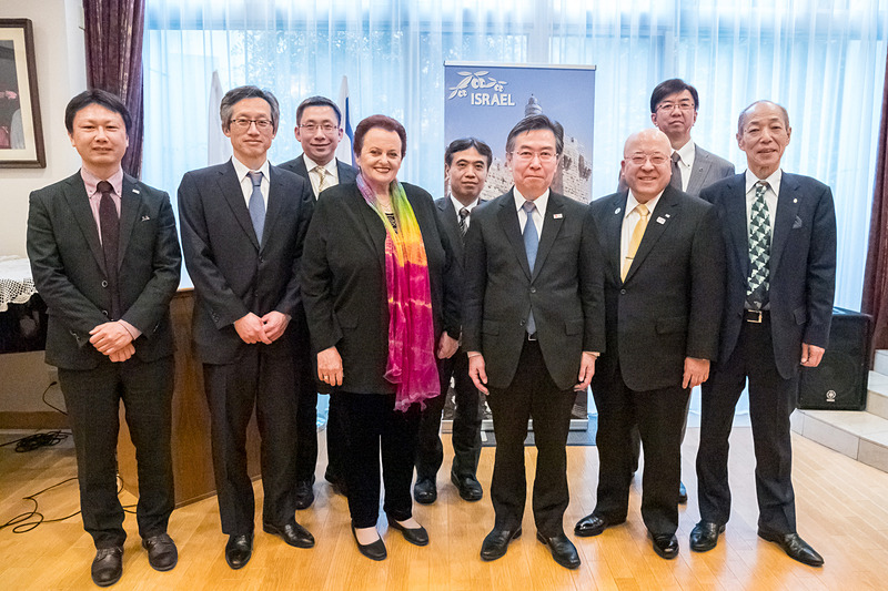 チャーター便の旅行商品を販売する旅行会社の代表者や、外務省、国土交通省 航空局ら関係者が集まってフォトセッション