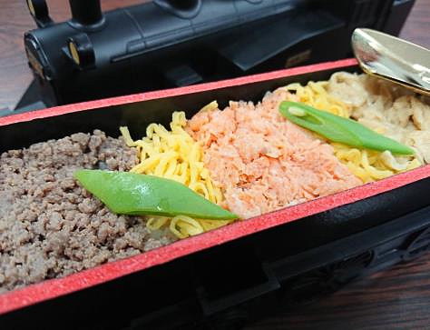 酢飯のうえに「日光高原牛そぼろ」「ニジマス（ハラミ）のそぼろ」「日光ゆば」が盛り付けられる