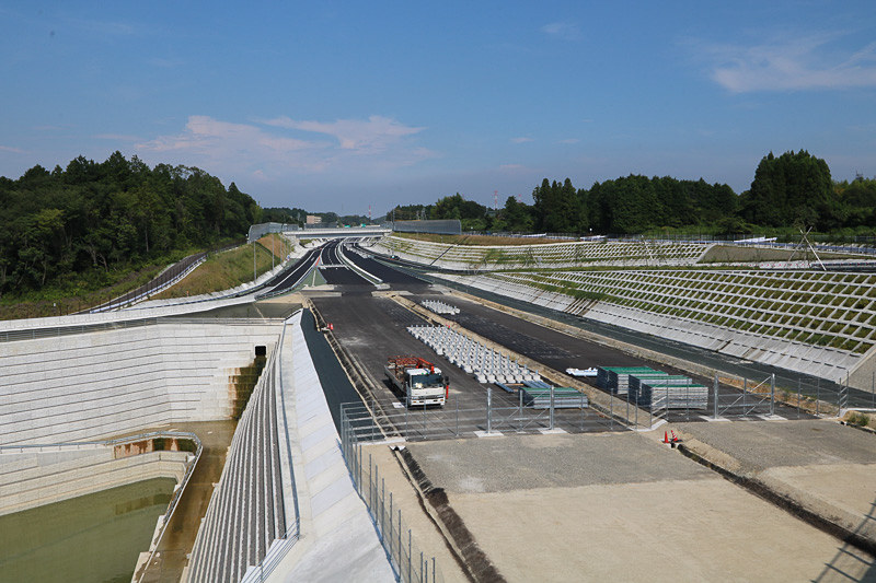 2018年度末（平成30年度末）も多くの道路やIC（インターチェンジ）が開通。写真は3月17日16時に開通する新名神高速（E1A）の新四日市JCT付近（2016年8月撮影）