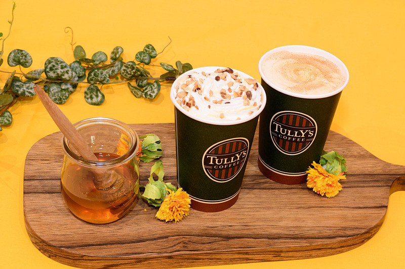 タリーズが2月15日より発売する「ミルキーハニーソイラテ」（中央）や「＆TEA キャンブリックジンジャーロイヤルミルクティー」（右）