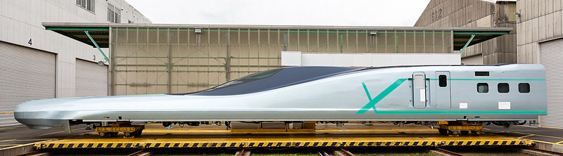 ALFA-Xの10号車を真横から。先端から乗客用ドア後方あたりまでがノーズで、長さは約22mある