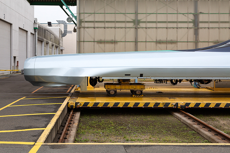 運転席前方がらほぼ水平に前端へ向かう造形